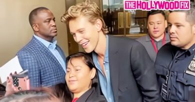 Austin Butler Shows Love To Fans While Out Promoting His New 'Elvis' Movie In New York City 6.16.22